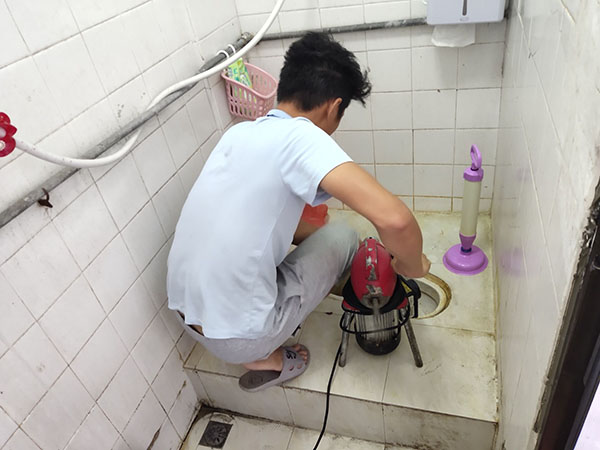 西双版纳管道堵塞冒臭气 专业师傅现场解决问题